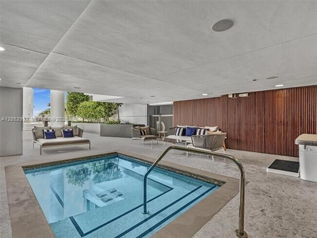 Building Photo - 17001 Collins Ave
