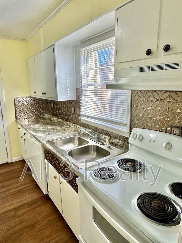 Building Photo - 641 Groveland Dr