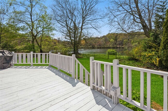 Building Photo - 7 Brookside Dr