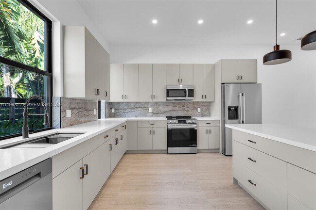 Building Photo - 3905 SW 5th St