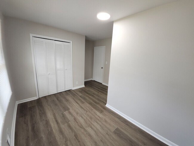 Building Photo - 5370 Longmeadow Ln