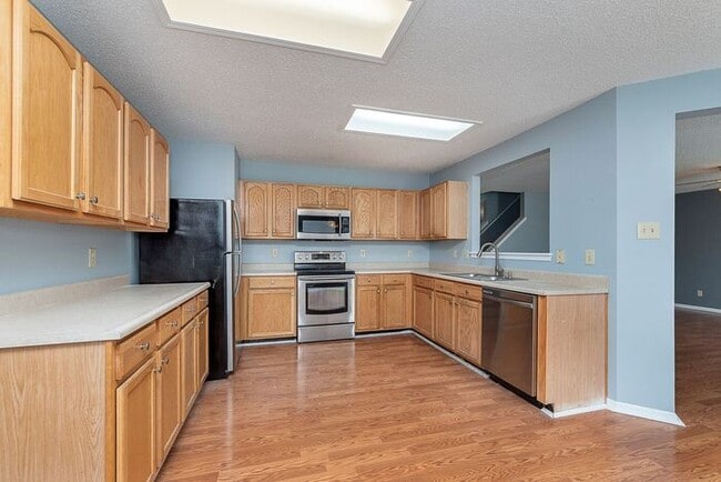 Building Photo - Large 4 Bedroom in Fishers!
