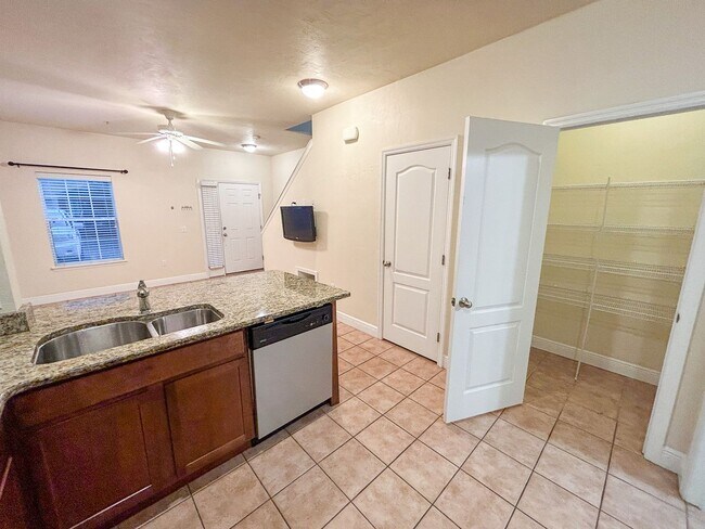 Building Photo - Chase Hollow #101