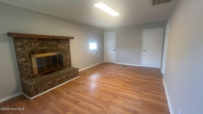 Building Photo - 104 Greencrest Cir