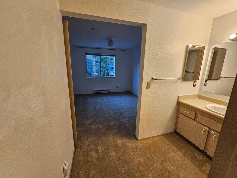 Building Photo - 19230 Forest Park Dr NE