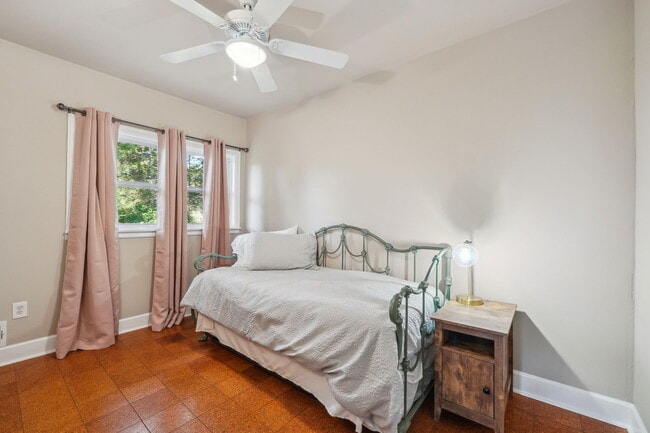 Building Photo - 821 Lakemont Dr