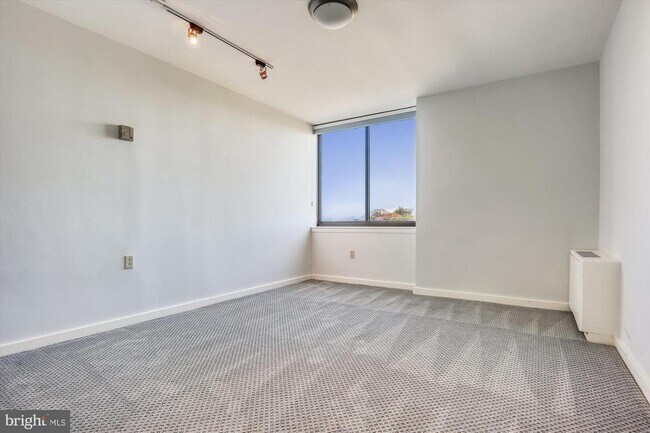 Building Photo - 4390 Lorcom Ln