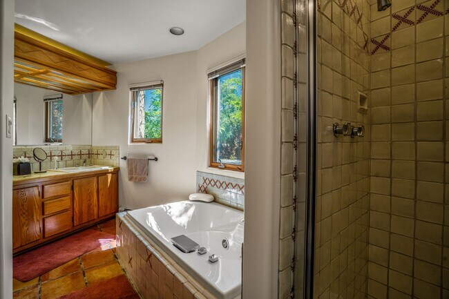 Building Photo - Northside Santa Fe Home