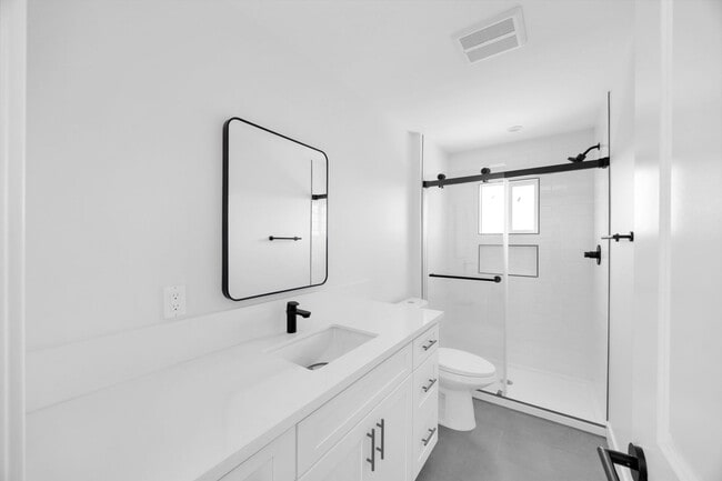 Building Photo - 3 Bedroom, 2 Bathroom Home – Near CSULB