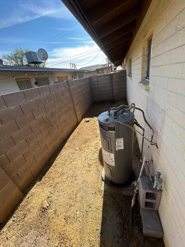 Building Photo - 1857 E University Dr