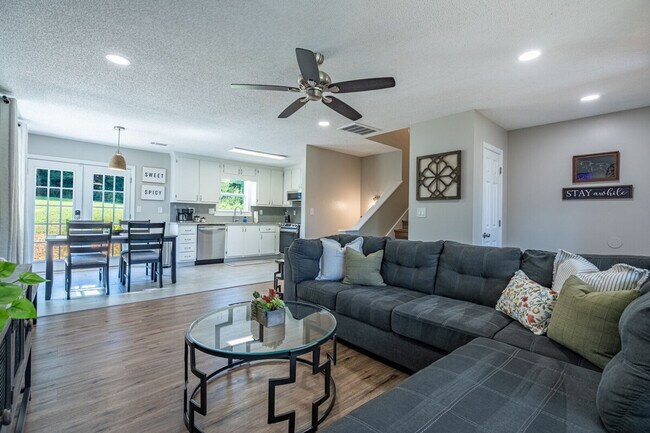 Building Photo - 25 Jennifer Ln