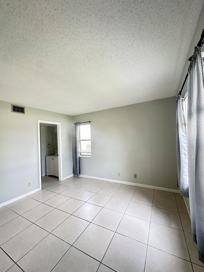 Building Photo - 7101 Golf Colony Ct