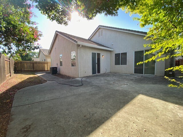 Building Photo - Charming 5 bedroom 2.5 bathroom home located in Natomas!
