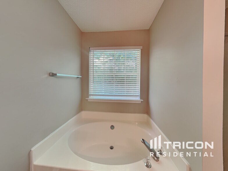 Building Photo - 1090 Augusta Woods Dr