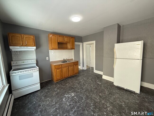 Building Photo - 660 W Main St