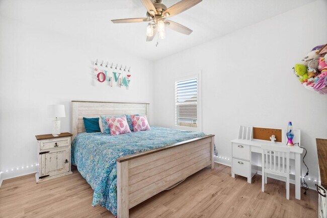 Building Photo - 627 Las Roblas Grande Dr