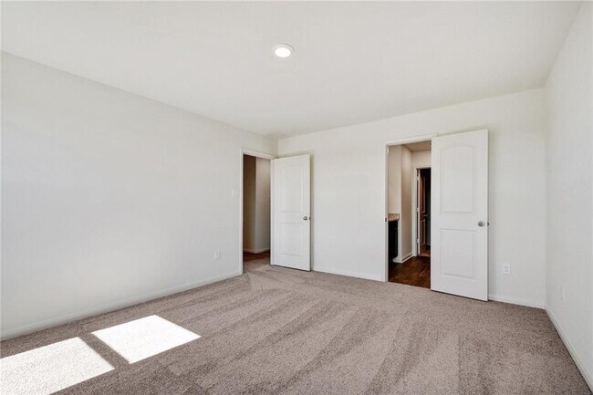 Building Photo - 525 Riverdale Cove