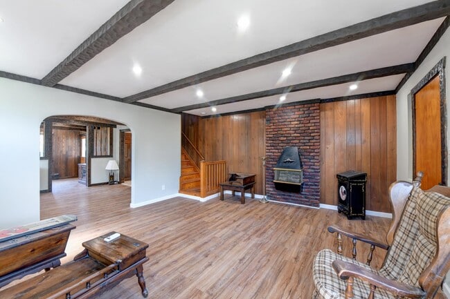 Building Photo - 815 3rd St