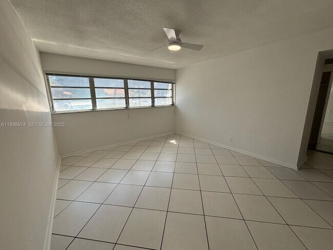 Building Photo - 215 SE 3rd Ave