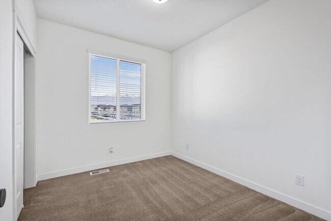 Building Photo - 868 W 480 S