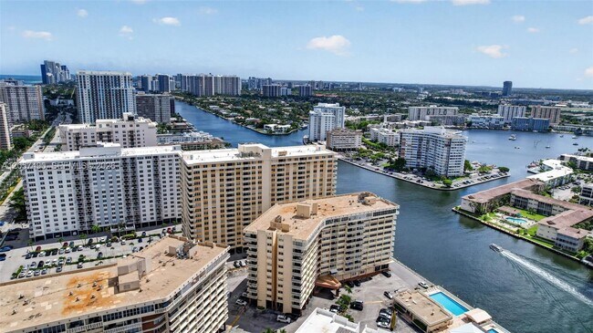 Building Photo - 1817 S Ocean Dr