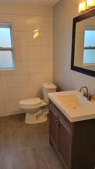 Building Photo - 715 Palm Dr