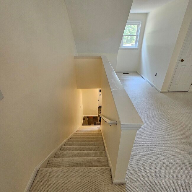 Building Photo - 8 Balmoral Dr