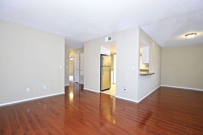 Building Photo - Beautiful 2/2 Condo with Full Lawn Care Included Located in Hawthorne Village – Orlando!
