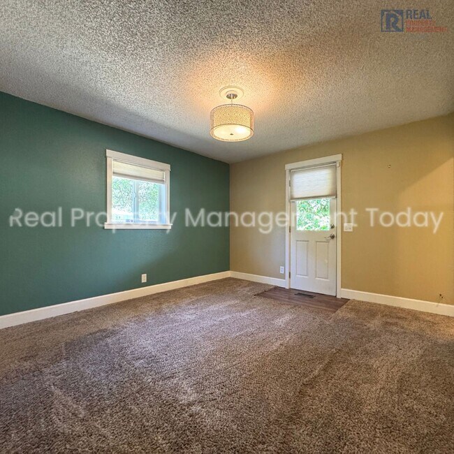 Building Photo - Charming 5 Bedroom + Huge yard!