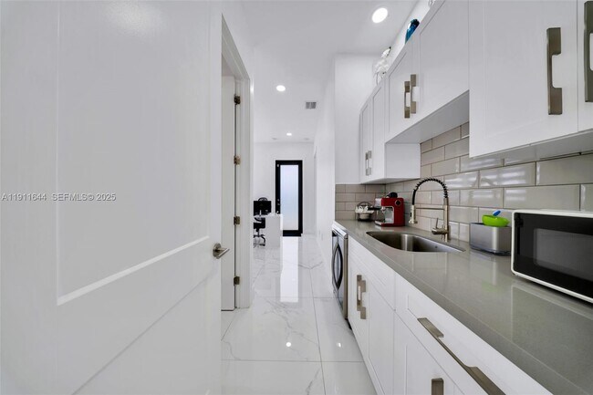 Building Photo - 1550 SW 89th Ct