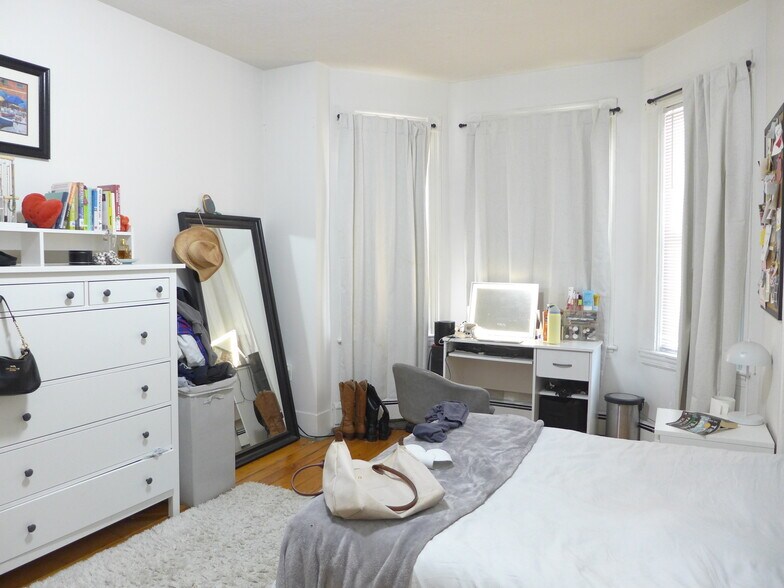 Building Photo - 822 Parker St