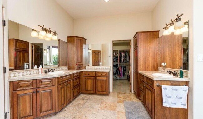 Building Photo - 3022 Lookout Ridge Dr