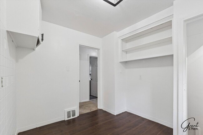 Building Photo - 3 Bedroom - 1 Bath- $1,150.00