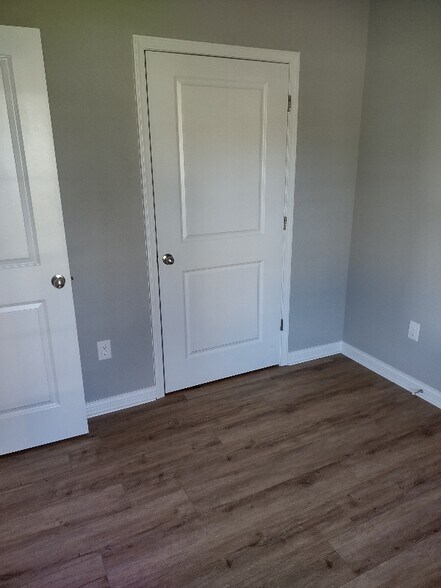 Building Photo - 227 E Oak St