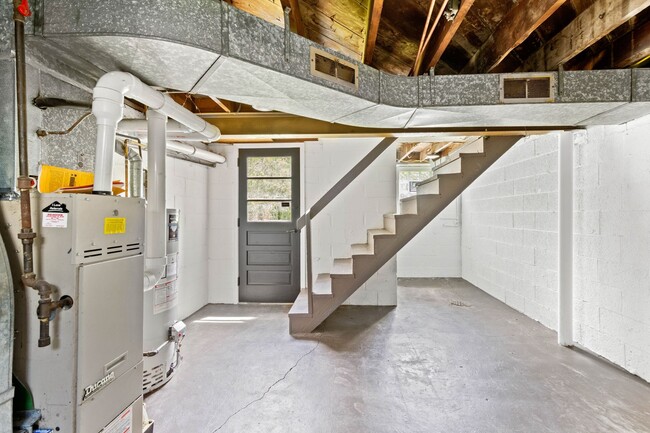 Building Photo - AVAILABLE JUNE 1ST!! STUNNING 3 BEDROOM IN...