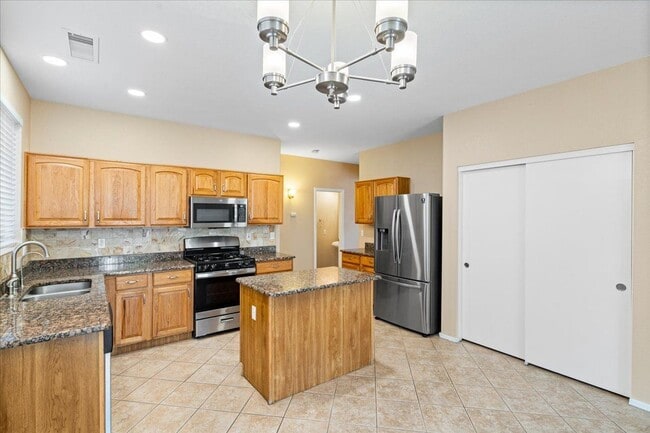 Building Photo - 6349 W Desert Hollow Dr