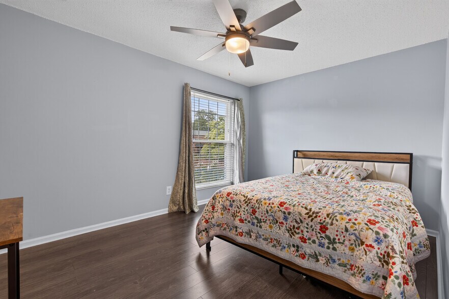 Building Photo - 5631 Kingsport Dr
