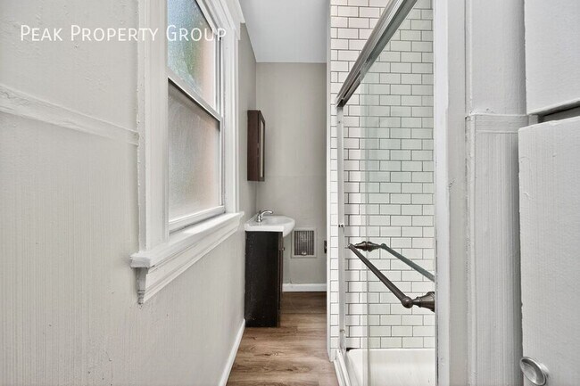 Building Photo - 2359 Stratford Ave