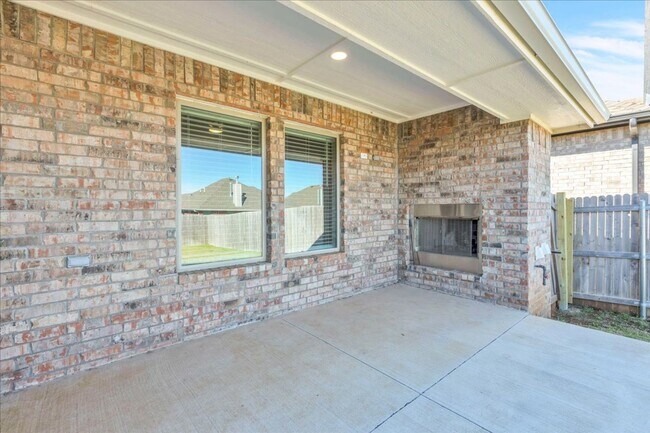 Building Photo - Nearly New Yukon Schools