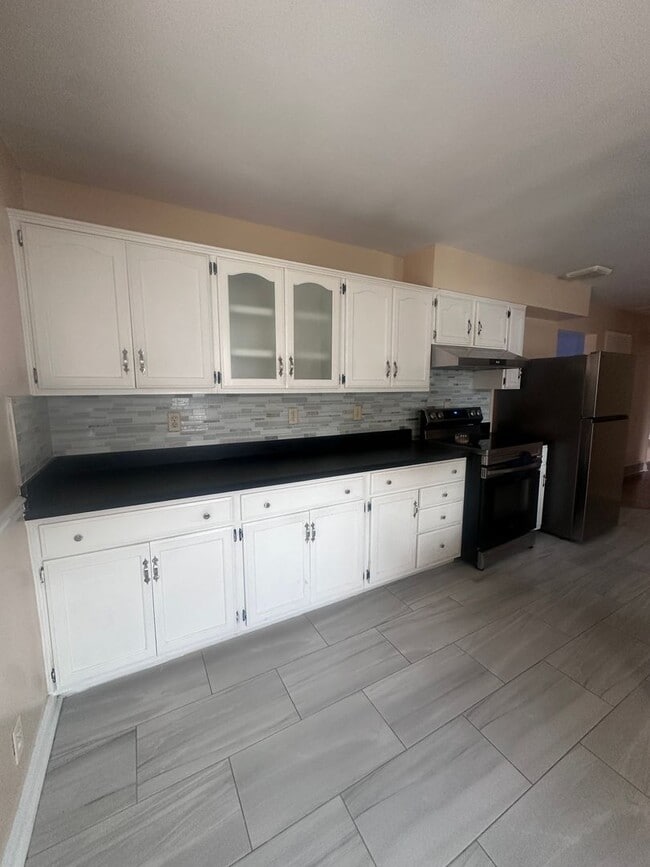 Building Photo - Hikes Point 3+ bedroom home with finished basement and garage