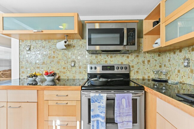 Building Photo - 495 Capri K