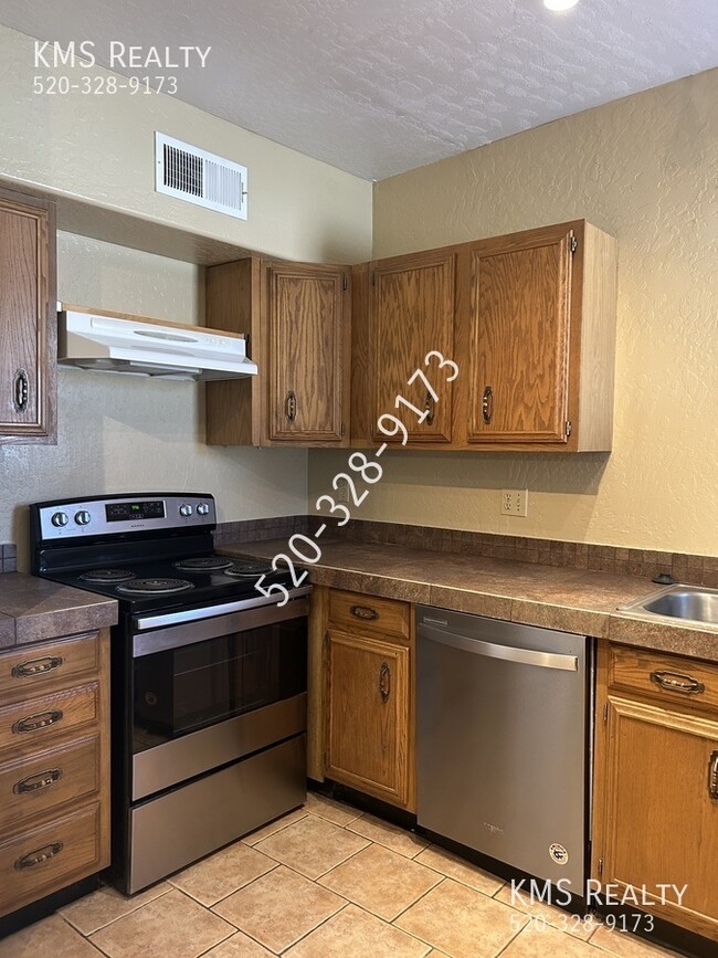 Building Photo - 3 Bedroom 2 Bath-3419 E Glenn Unit 3-OWNER...