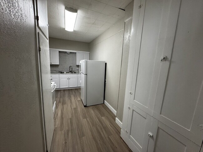 Building Photo - Newly Updated Duplex Conveniently Located ...