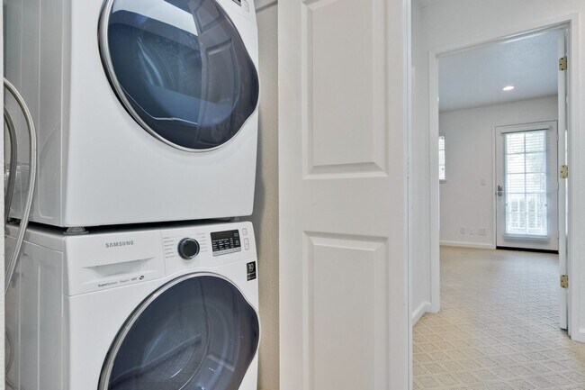 Building Photo - 2-Suite Townhome in Whisman Station Area | Easy Access to 101/237/85