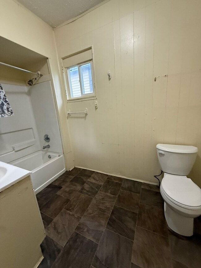 Building Photo - 3 bedroom house fenced yard