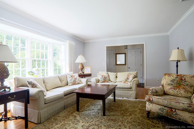 Building Photo - 11 Beechwood Ln