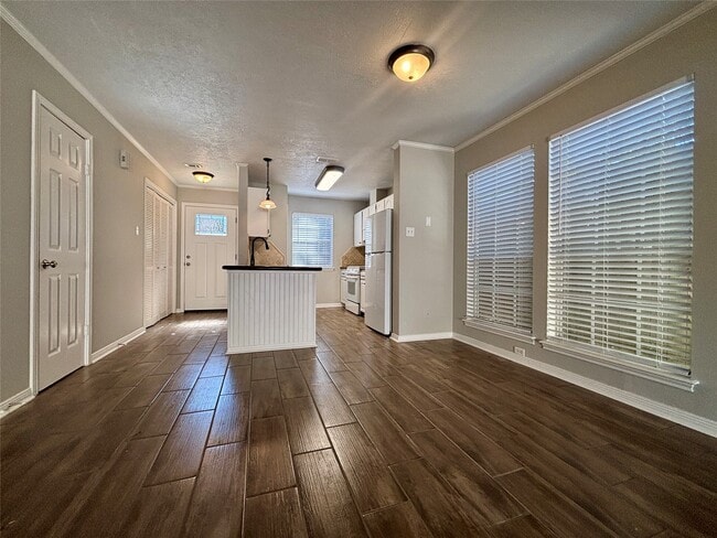 Building Photo - 2030 Plantation Dr