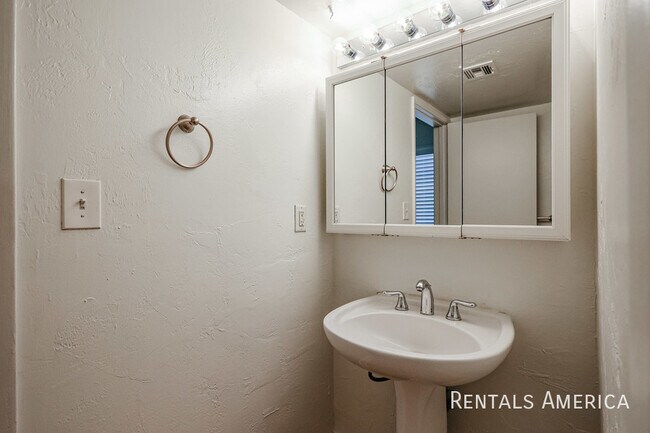 Building Photo - 4824 N Woodmere Fairway