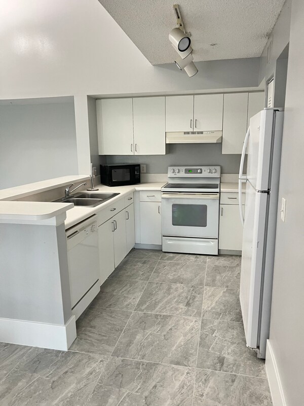 Building Photo - 1220 Wildwood Lakes Blvd