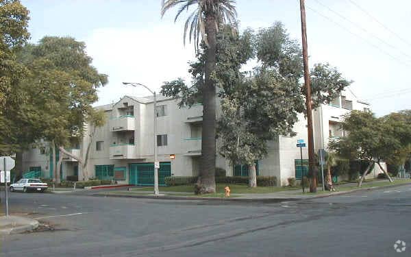 Building Photo - 800 Rose Ave
